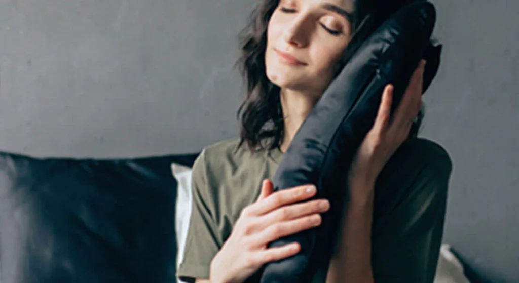 silk-pillowcases-can-help-keep-sensitive-skin-calm-dermatologist-skin-care